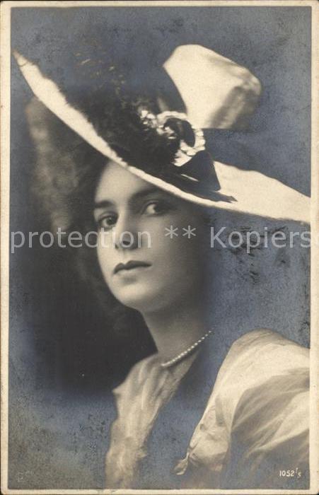 Foto GLCo Nr. 1052/5 Frau Perlenkette Hutmode