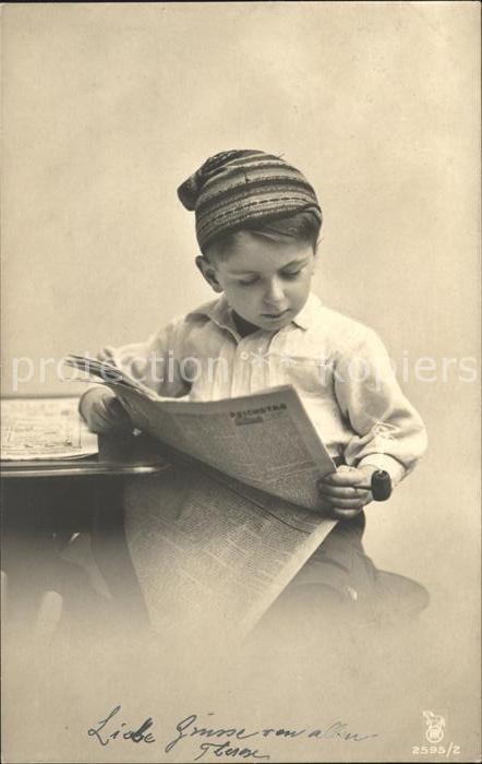 Foto RPH Nr. 2595/2 Kind Zeitung Zipfelmütze Pfeife