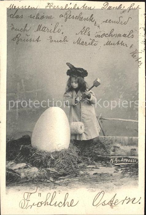 Ostern Easter Paques Kind Muff Ei Hammer Foto-M.-Andreossi