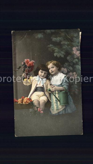 Kinder Child Enfants Blumen Gießkanne