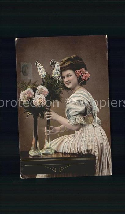 Frauen Blumen Vase