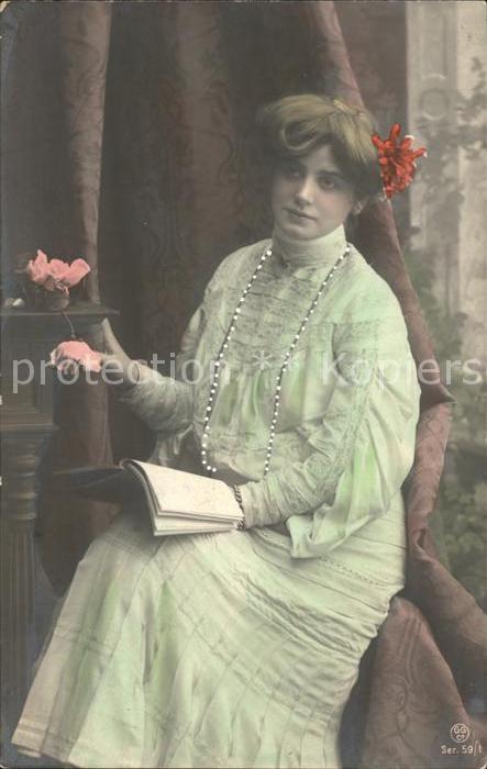 Foto GGCo Nr. 59/1 Frau Perlenkette Buch