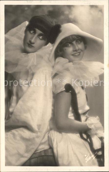 Foto Fotocelere Nr. VII Frauen Faschingkostüme Hutmode