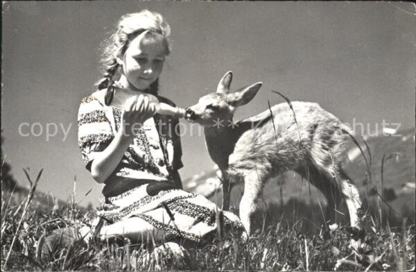 Reh Rehkitz Bambi Fütterung Mädchen