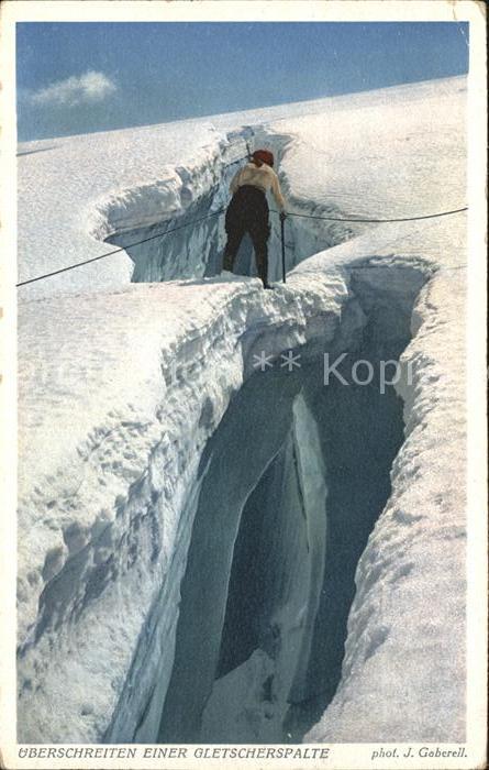 Bergsteigen Klettern Überschreiten einer Gletscherspalte Fot