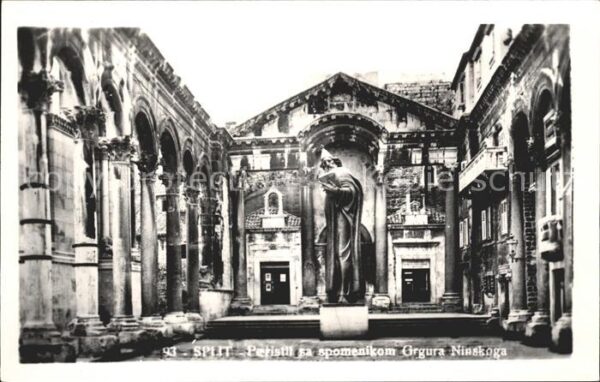 Split Spalato Peristil sa spomenikom Grgura Ninskoga