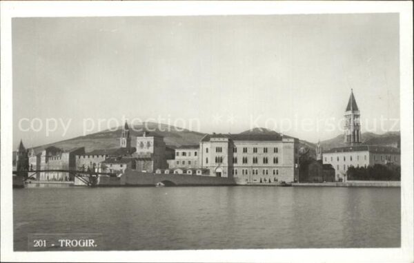 Trogir Trau Ansicht vom Meer aus Kirche