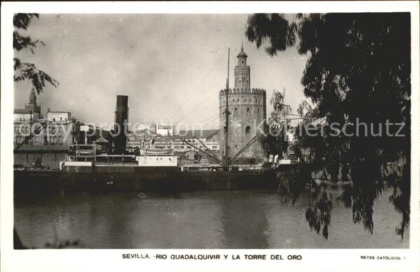 Sevilla Andalucia Rio Guadalquivir y la Torre del Oro