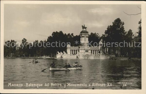Madrid Spain Estanque del retiro y Monumento a Alfon