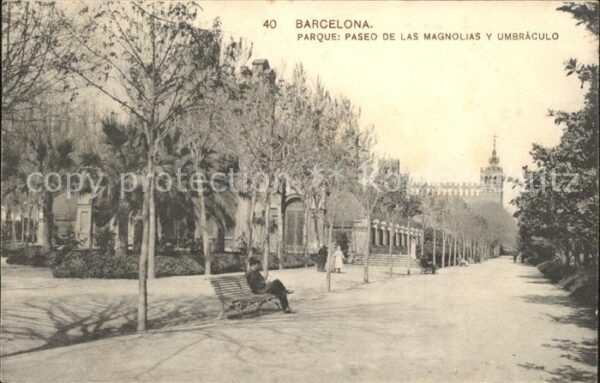 Barcelona Cataluna Parque Paseo Magnolias y Umbraculo