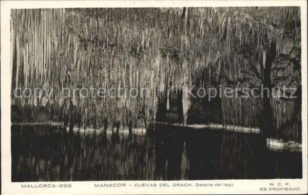 Hoehlen Caves Grottes Mallorca Manacor Cuevas del Drach Lago