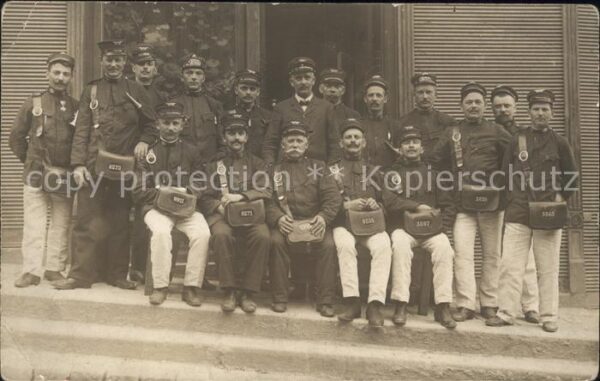 Postbote Brieftraeger Schaffner? Gruppenfoto