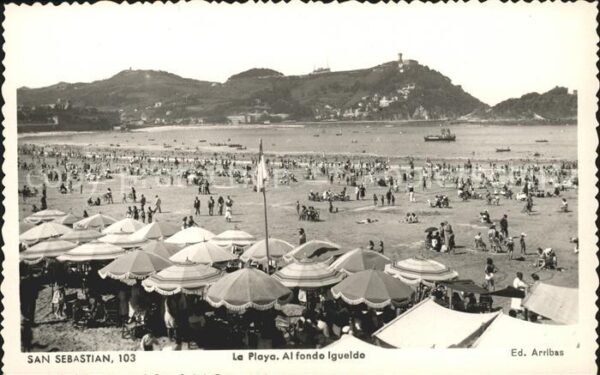San Sebastian  Pais Vasco ES La Playa al fondo Iguelde