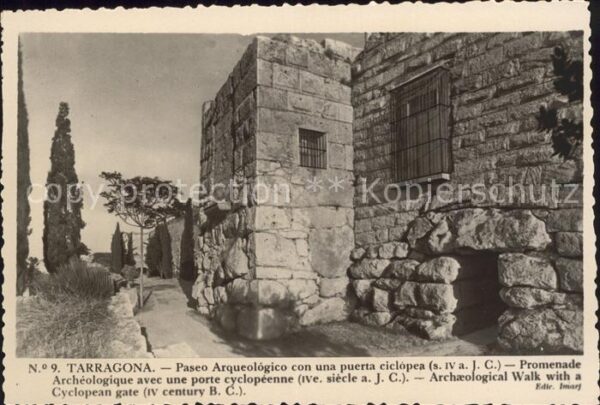 Tarragona Paseo Arqueologico con una puerta ciclo