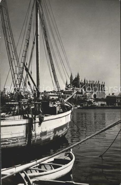 Palma de Mallorca Muelle de pescadores y Catedral al fond
