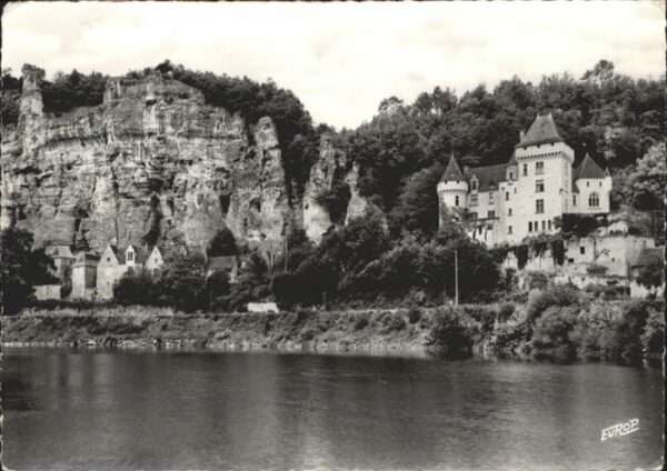 La Roque-Gageac le Chateau de la Malarterie les rochers