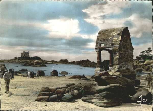 Ploumanach L'oratoire de St-Guirec sur la plage