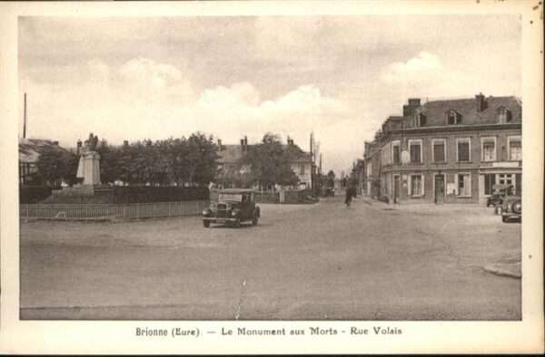 Brionne le Monument aux Morts Rue Volais