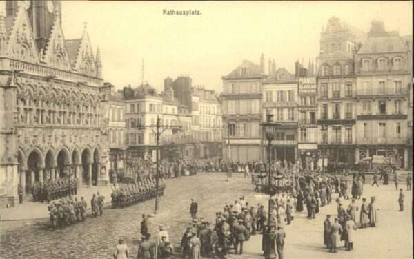 St Quentin Aisne St_Quentin Rathausplatz Soldaten