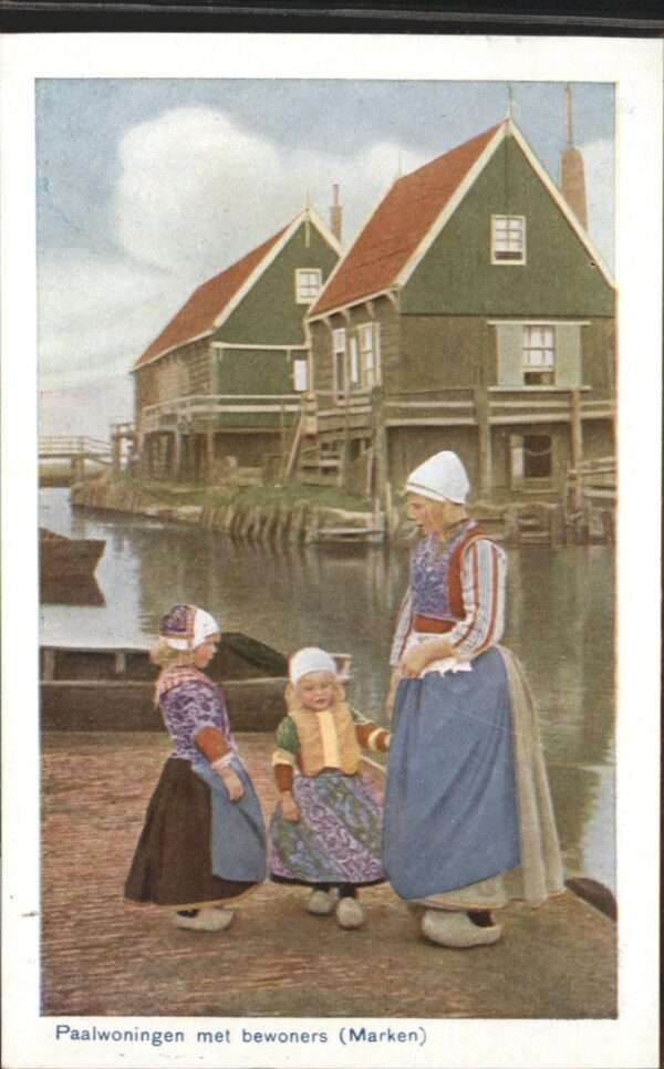 Marken Paalwoningen met bewoners