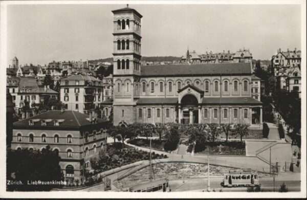 Zuerich Liebfrauen Kirche  Strassenbahn