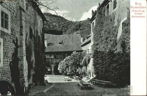Bozen Suedtirol Burg Runkelstein Hofpartie Sommerhaus K