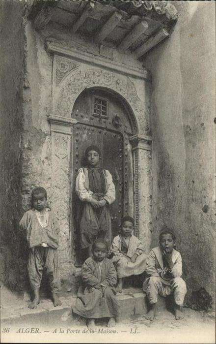 Alger Algerien A la Porte de la Maison