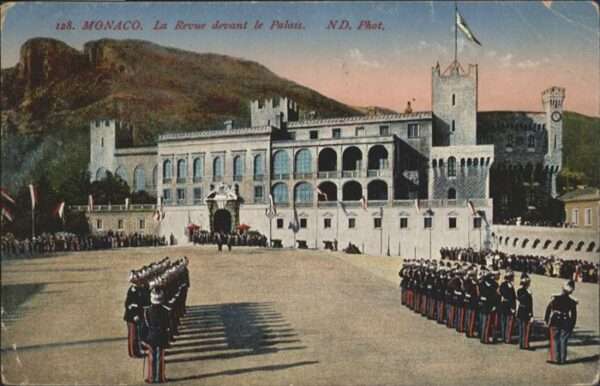 Monaco Revue devant le Palais