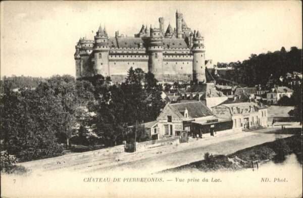 Pierrefonds Oise Chateau Vue prise de Lac