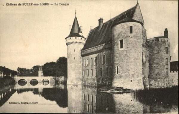 Le Donjon Chateau de Sully sur Loire