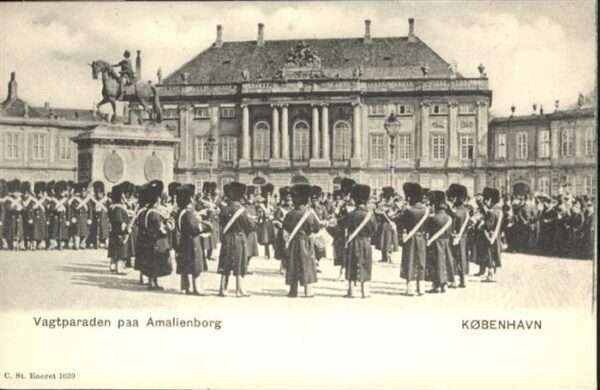 Kobenhavn Vagtparaden paa Amalienborg