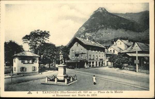 Taninges Place de la Maire Monument aux Morts