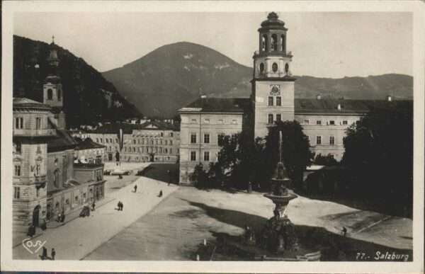 Salzburg Oesterreich Residenzplatz Glockenspiel