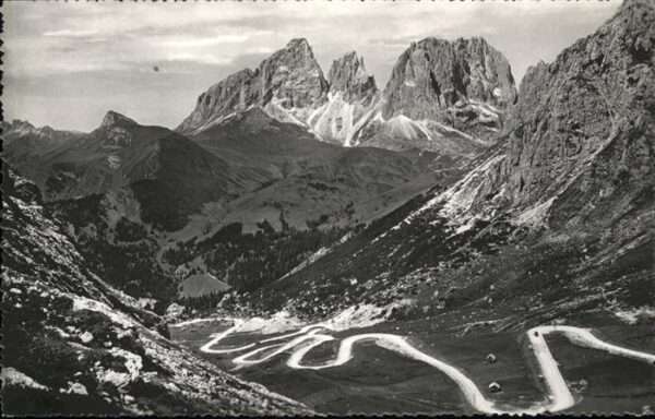 Dolomiti Strada del Sella verso Sassolungo