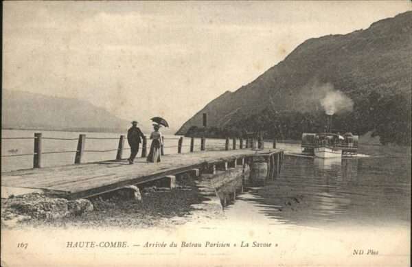 Haute Combe Arrivee du Bateau Parisien a La Savoie