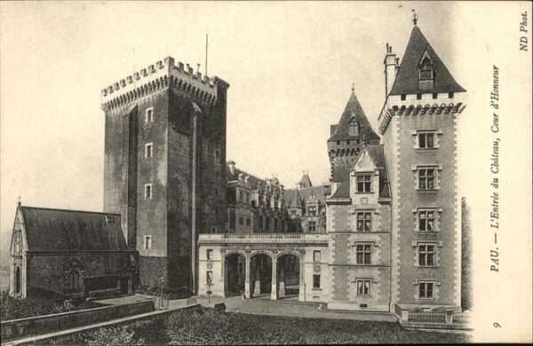 Pau 64 Chateau Cour d Hommeur