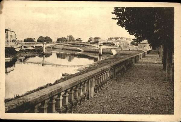 Saintes Charente-Maritime Charente a Saintes Place Bassompierre