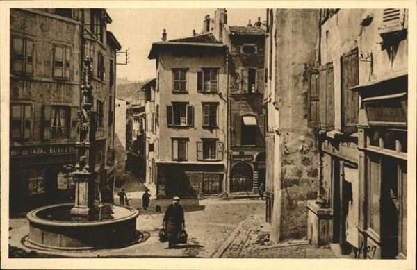 Le Puy-en-Velay Rue des Tables et Jolie Fontaine du XV