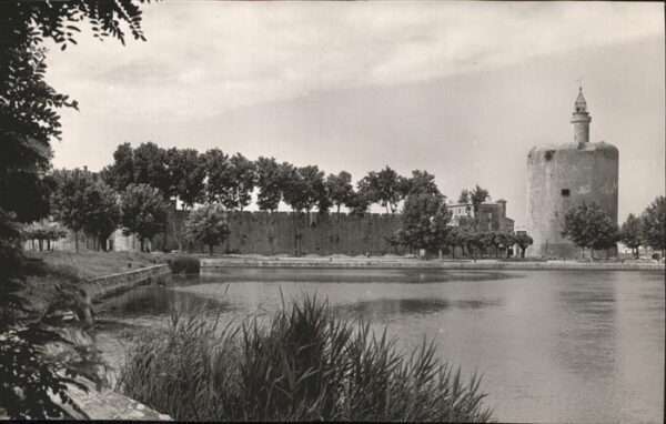 Aigues-Mortes Tour Constance et le canal