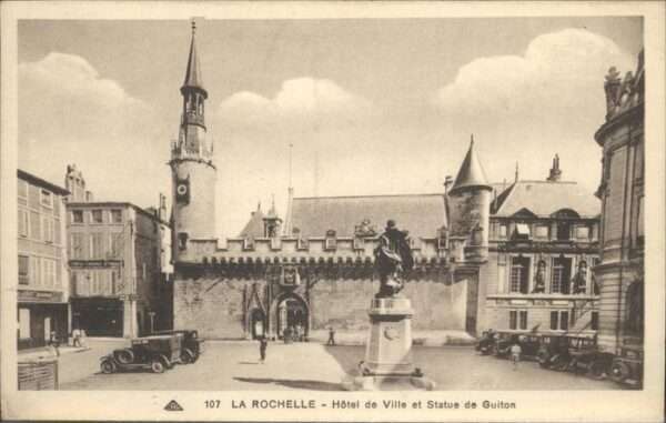 La Rochelle Charente-Maritime Hotel de Ville et Statue de Guiton