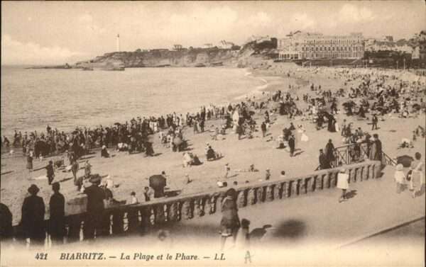 Biarritz Pyrenees Atlantiques Plage et le Phare
