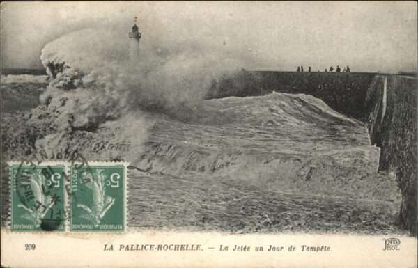 La Pallice-Rochelle Jetee un Jour de Tempete