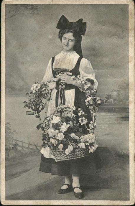 Trachten Ungarn Budapest Blumenkorb
