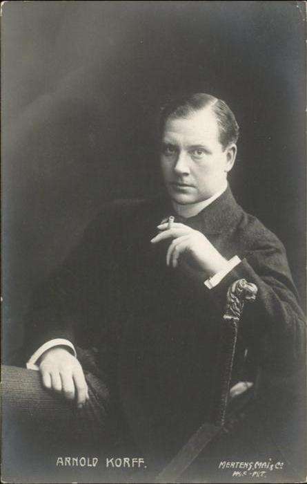 Schauspieler Arnold Korff Zigarette