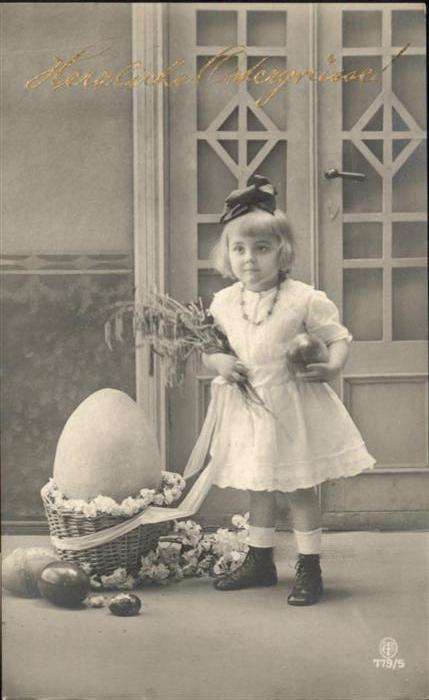 Ostern Easter Paques Kind Mädchen Korb Osterei