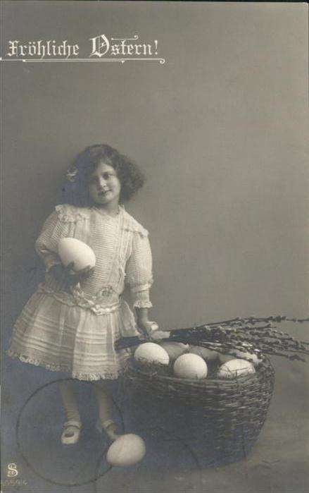 Ostern Easter Paques Kind Mädchen Korb Eier