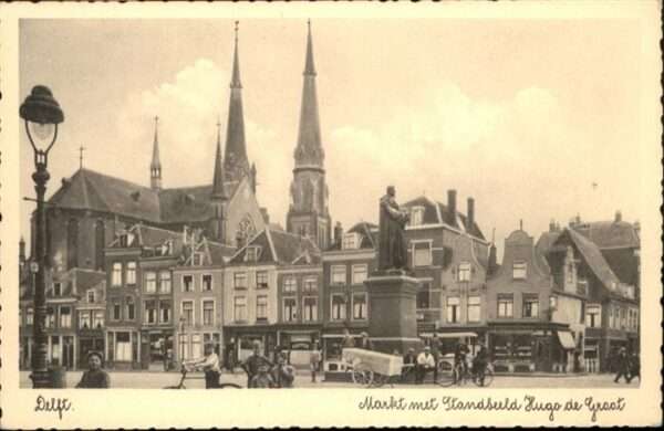 Delft Markt met Standbeeld Hugo de Groot