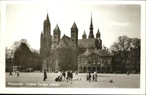 Maastricht Vrijthof Duifjes voeren