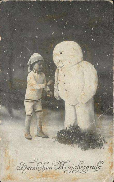 Schneemann vermenschlicht Kind Neujahr