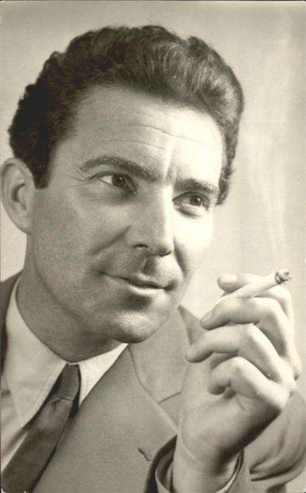 Schauspieler Ferenc Zenthe Zigarette
